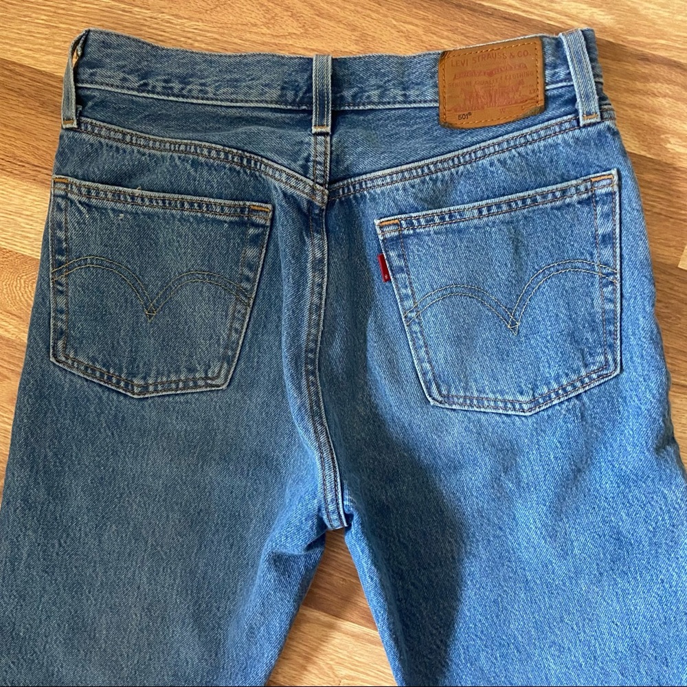 Women’s Levi’s 501 Crop Bottom Jeans - Picture 8 of 9